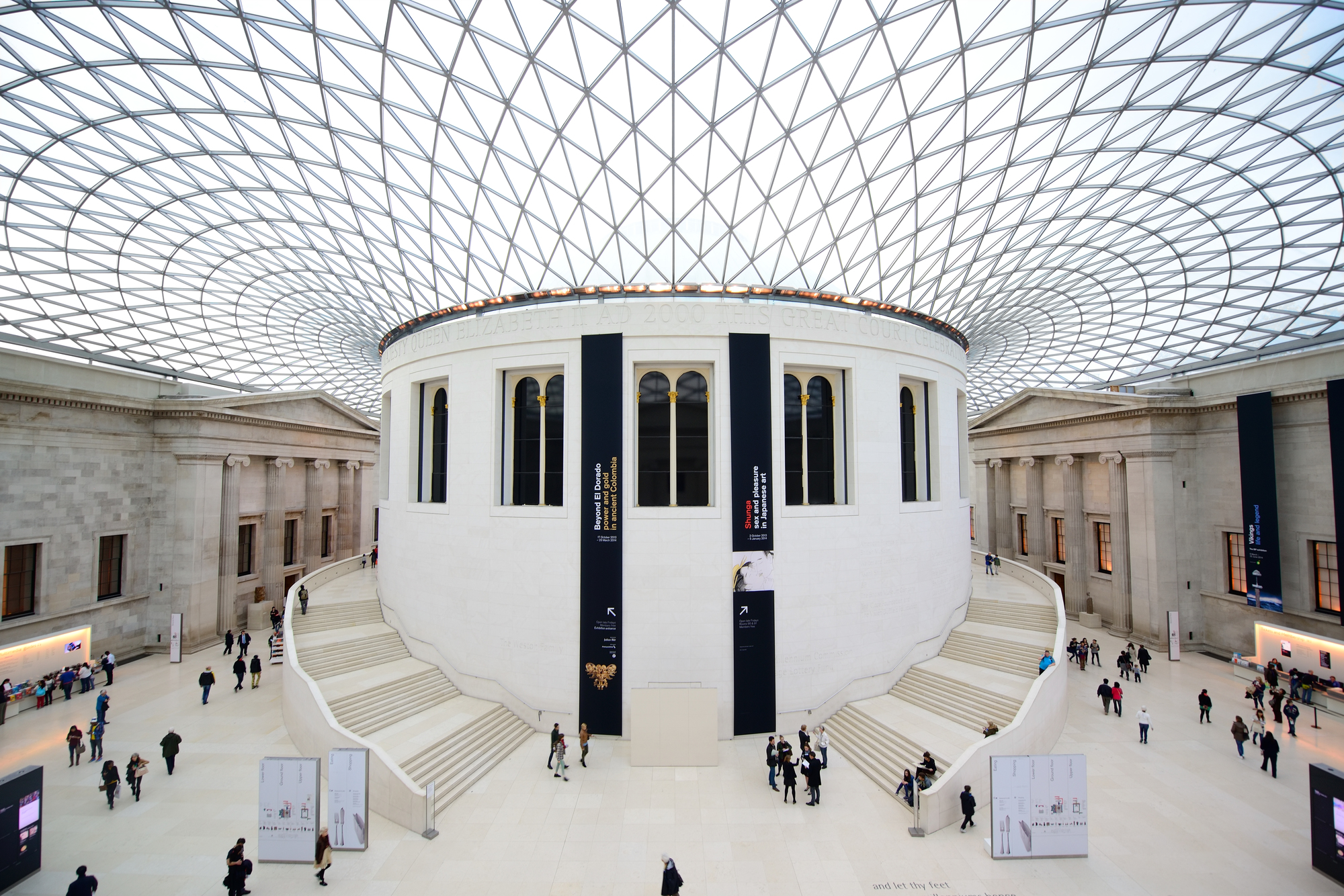 大英博物館の巨大なドーナツ状の広場「グレートコート」 