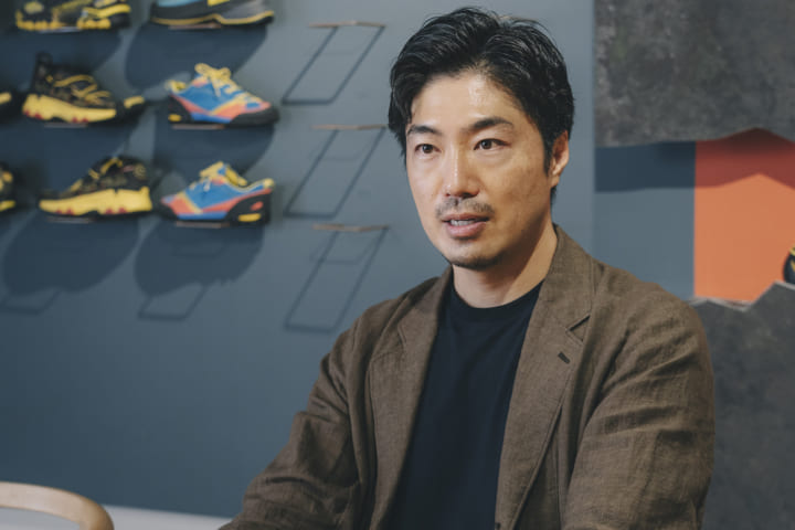 「アナウンサーを辞め家業へ。大御所タレントから受け取った「変えるなよ」のエール～日本用品佐藤義朗代表インタビュー【後編】」のアイキャッチ画像