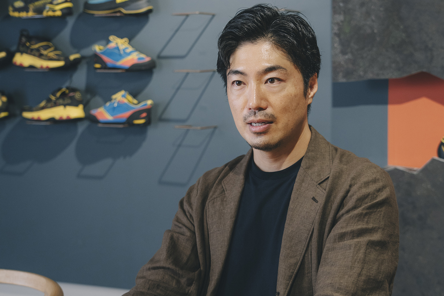 「アナウンサーを辞め家業へ。大御所タレントから受け取った「変えるなよ」のエール～日本用品佐藤義朗代表インタビュー【後編】」のアイキャッチ画像